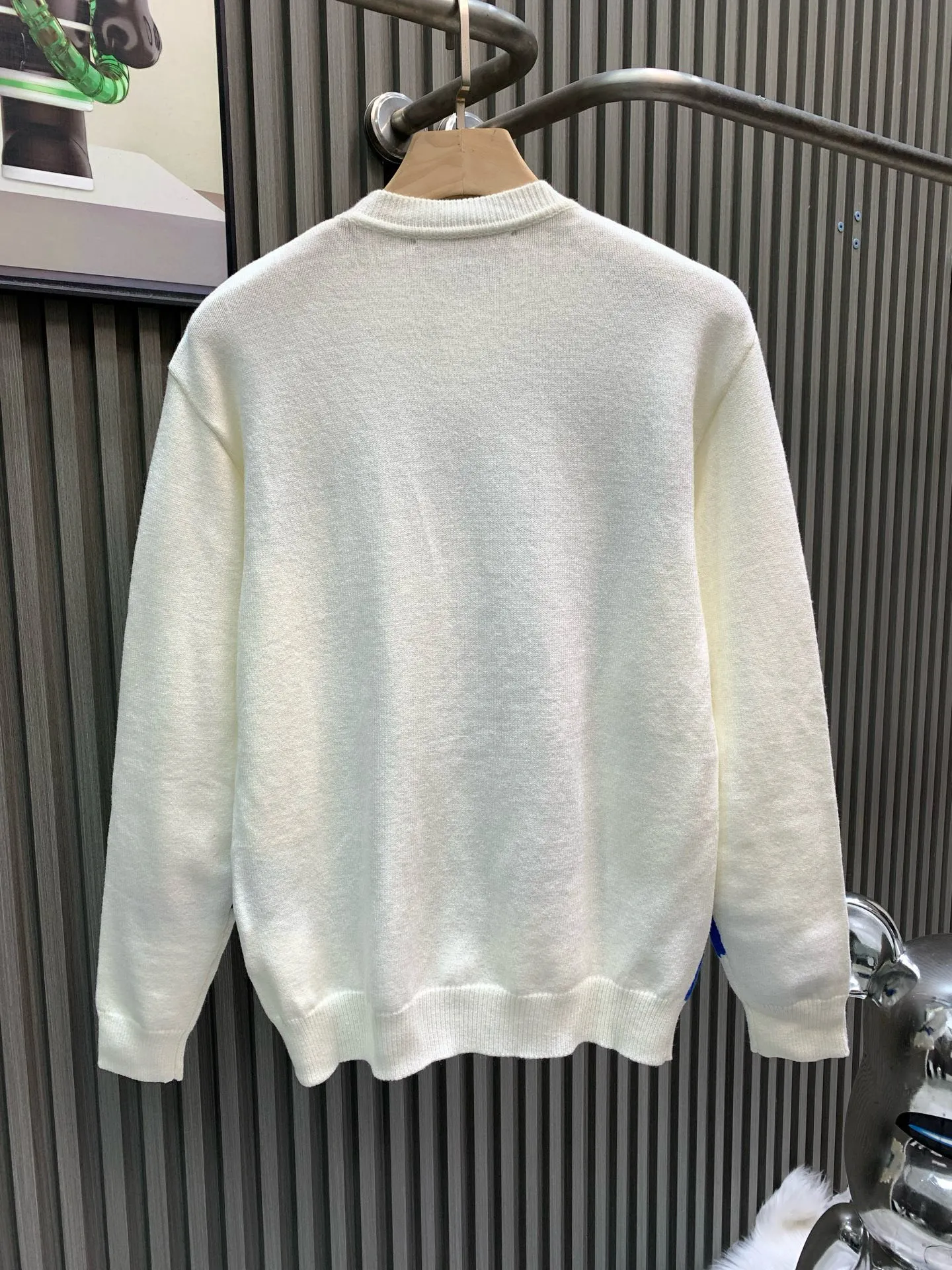 🅿️440 🀄️ Louis Vuitton 𝗟𝗢𝗨𝗜𝗦 𝗩𝗨𝗜𝗧𝗧𝗢𝗡 Intarsia plush crew neck sweater. A must-have human face sweater to summon the gods and goddesses. Both the material and design are high-end. The main body material is made of 100 cotton wool. It feels super soft and waxy. The color scheme is made of cashmere and wool blends. The position of the intarsia will be more hairy. There are 6 colors in total. The intarsia machine imported from Japan is made by Shima Seiki. This intarsia pattern is very difficult. There are more than 20 yarn feeders and dozens of yarns to make a pattern. The loss is huge and the process technology requirements are high. The key is that every color is colored spinning. The upper body is super fashionable and stylish. It must be worn~